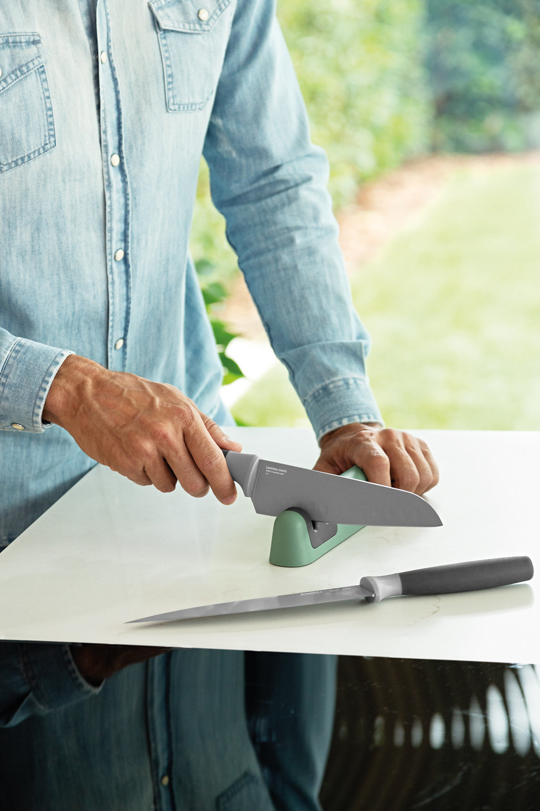 BergHOFF Knife Sharpener - Two-Stage Green with Coarse/Fine Slots and Ergonomic Non-Slip Base