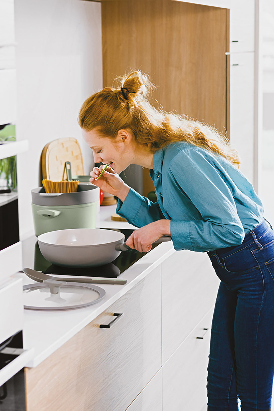 BergHOFF 28cm Covered Wok - Balance Moonmist Stir Fry Pan with Glass Lid & Straining Function